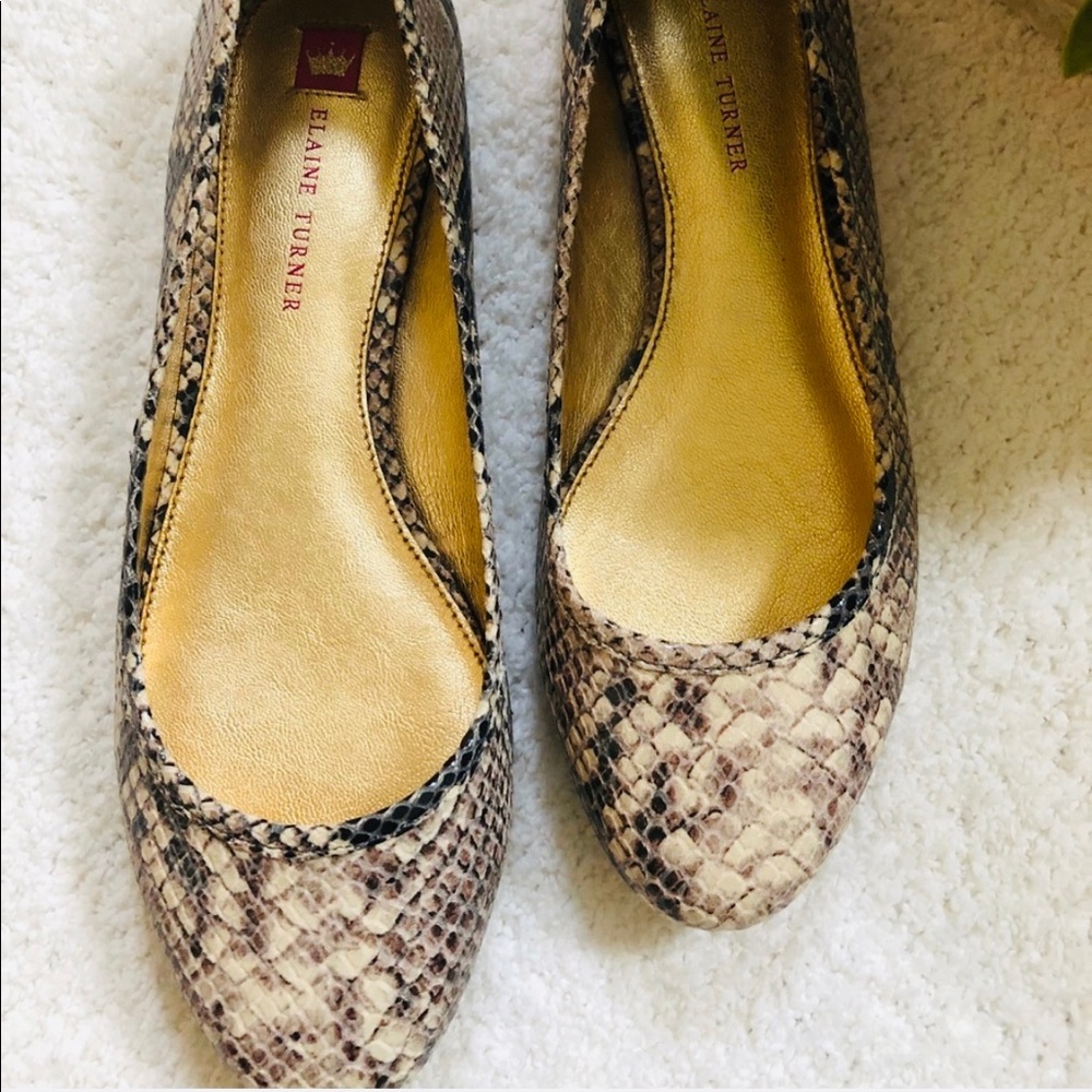 Flat shoes snakeskin. Comfortable. So on trend!!!